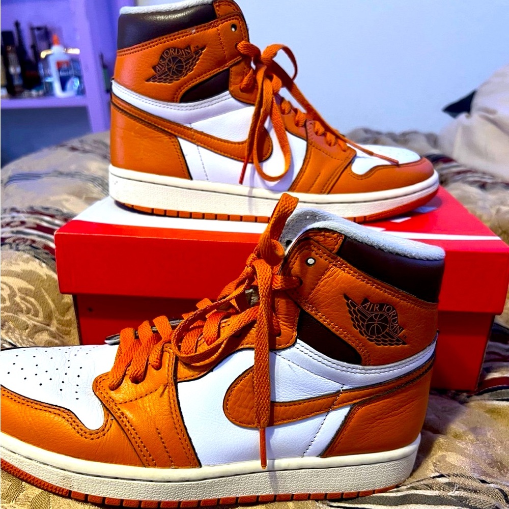 Jordan 1 orange and brown women's size 8.5
worn